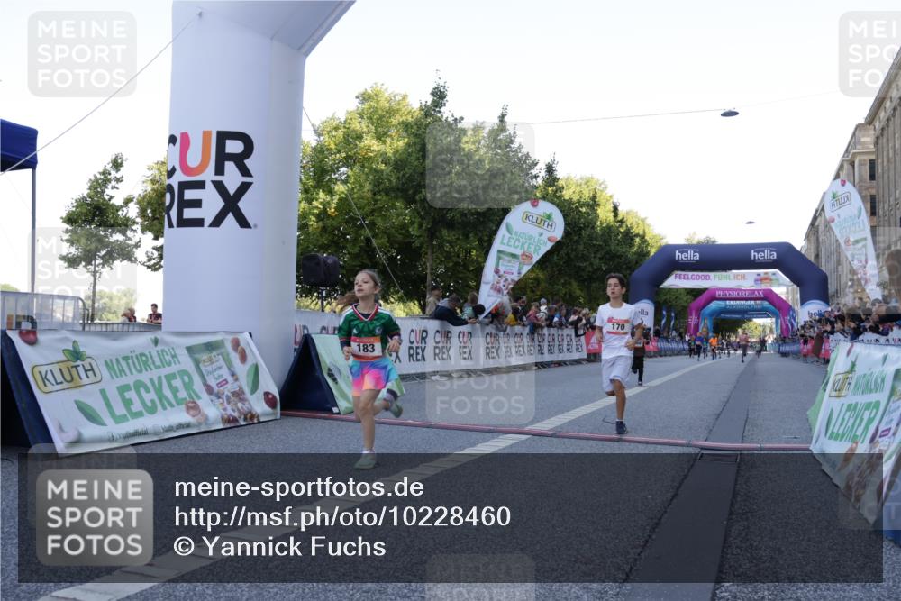 06.09.2026 - CURREX Alsterlauf Yannick Fuchs http://msf.ph/oto/10228460 06.09.2026 10:53:12 Ziel 168, 170, 183, 247, 272, 303, 309, 432, 8182 meine-sportfotos.de
