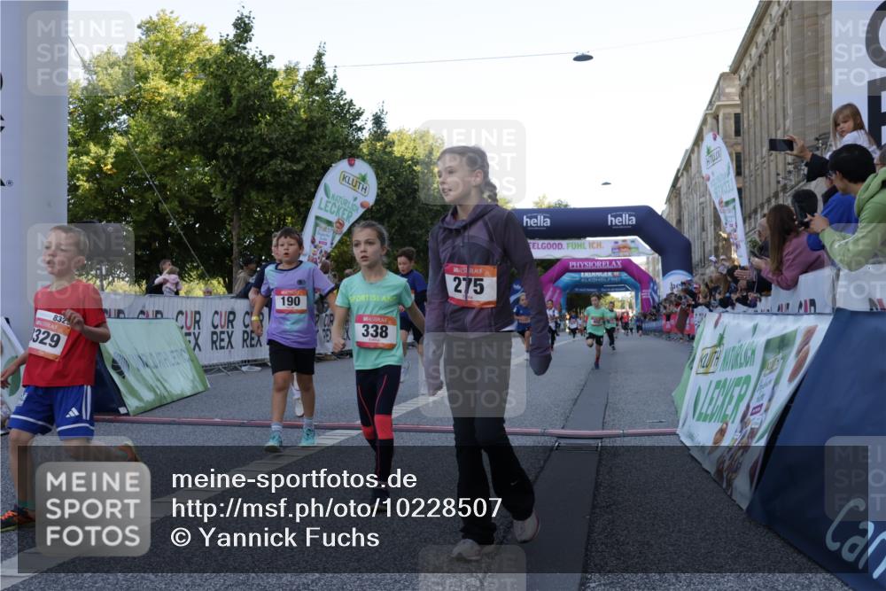 06.09.2026 - CURREX Alsterlauf Yannick Fuchs http://msf.ph/oto/10228507 06.09.2026 10:53:32 Ziel 190, 227, 233, 263, 266, 274, 275, 306, 314, 317, 336, 338, 402, 415, 8124, 8180, 8181, 8329 meine-sportfotos.de