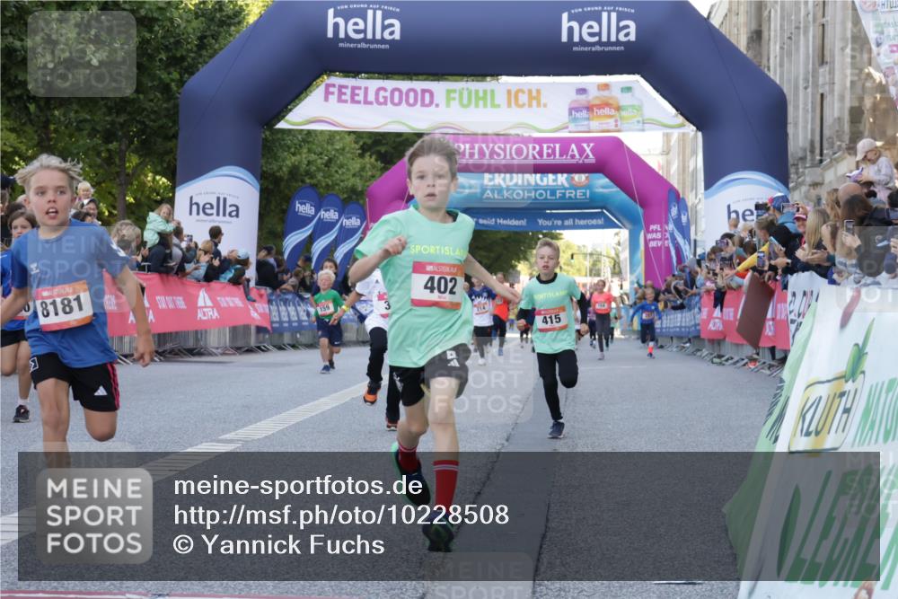 06.09.2026 - CURREX Alsterlauf Yannick Fuchs http://msf.ph/oto/10228508 06.09.2026 10:53:33 Ziel 190, 227, 233, 263, 266, 274, 275, 306, 314, 330, 336, 338, 402, 415, 445, 8124, 8180, 8181, 8329 meine-sportfotos.de