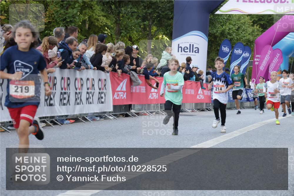 06.09.2026 - CURREX Alsterlauf Yannick Fuchs http://msf.ph/oto/10228525 06.09.2026 10:53:39 Ziel 154, 159, 190, 219, 257, 259, 263, 265, 266, 274, 286, 306, 330, 401, 402, 415, 445, 8180, 8181, 8329 meine-sportfotos.de