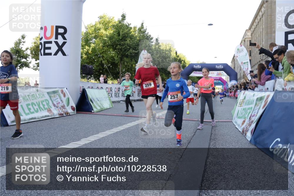 06.09.2026 - CURREX Alsterlauf Yannick Fuchs http://msf.ph/oto/10228538 06.09.2026 10:53:43 Ziel 154, 159, 169, 214, 219, 257, 259, 265, 266, 286, 306, 330, 401, 415, 442, 445, 8123 meine-sportfotos.de