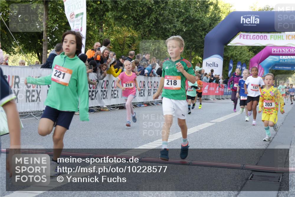 06.09.2026 - CURREX Alsterlauf Yannick Fuchs http://msf.ph/oto/10228577 06.09.2026 10:53:59 Ziel 157, 172, 185, 195, 203, 208, 216, 218, 221, 243, 292, 302, 320, 334, 362, 379, 404, 414, 418, 443, 8101, 8196, 8221 meine-sportfotos.de