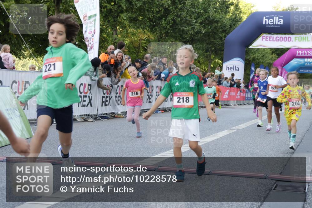 06.09.2026 - CURREX Alsterlauf Yannick Fuchs http://msf.ph/oto/10228578 06.09.2026 10:53:59 Ziel 157, 172, 185, 195, 203, 208, 216, 218, 221, 243, 292, 302, 320, 334, 362, 379, 404, 414, 418, 443, 8101, 8196, 8221 meine-sportfotos.de
