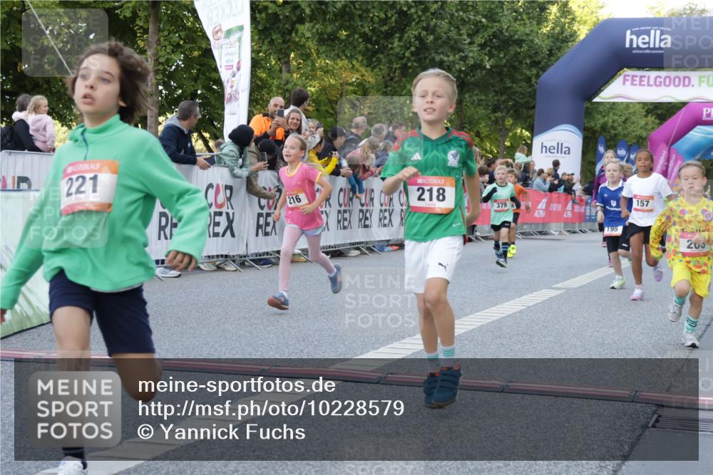06.09.2026 - CURREX Alsterlauf Yannick Fuchs http://msf.ph/oto/10228579 06.09.2026 10:53:59 Ziel 157, 172, 185, 195, 203, 208, 216, 218, 221, 243, 292, 302, 320, 334, 362, 379, 404, 414, 418, 443, 8101, 8196, 8221 meine-sportfotos.de