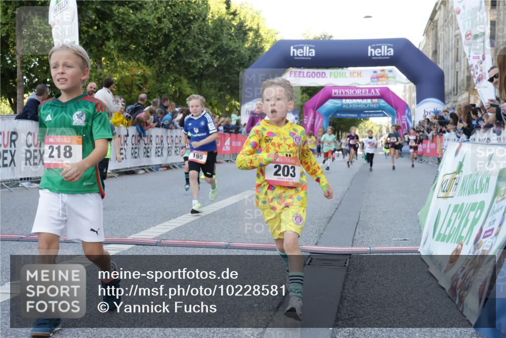 06.09.2026 - CURREX Alsterlauf Yannick Fuchs http://msf.ph/oto/10228581 06.09.2026 10:54:01 Ziel 157, 172, 185, 195, 202, 203, 208, 216, 218, 221, 243, 256, 292, 296, 302, 321, 334, 364, 379, 414, 418, 443 meine-sportfotos.de