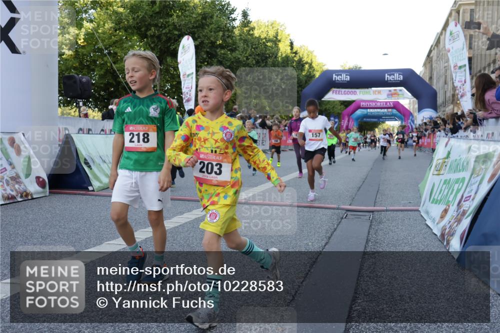 06.09.2026 - CURREX Alsterlauf Yannick Fuchs http://msf.ph/oto/10228583 06.09.2026 10:54:01 Ziel 157, 172, 185, 195, 202, 203, 208, 216, 218, 221, 243, 256, 292, 296, 302, 321, 334, 364, 379, 414, 418, 443 meine-sportfotos.de