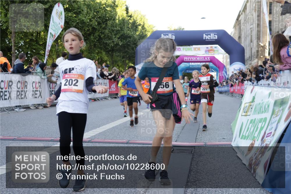 06.09.2026 - CURREX Alsterlauf Yannick Fuchs http://msf.ph/oto/10228600 06.09.2026 10:54:06 Ziel 157, 195, 201, 202, 203, 216, 218, 221, 256, 260, 292, 296, 312, 321, 347, 364, 379, 414, 416, 443, 446, 455, 8253 meine-sportfotos.de