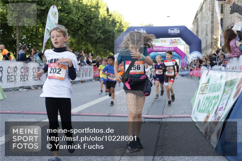 06.09.2026 - CURREX Alsterlauf Yannick Fuchs http://msf.ph/oto/10228601 06.09.2026 10:54:06 Ziel 157, 195, 201, 202, 203, 216, 218, 221, 256, 260, 292, 296, 312, 321, 347, 364, 379, 414, 416, 443, 446, 455, 8253 meine-sportfotos.de