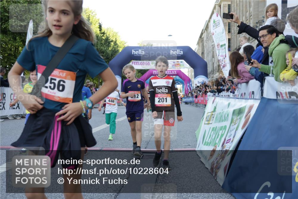 06.09.2026 - CURREX Alsterlauf Yannick Fuchs http://msf.ph/oto/10228604 06.09.2026 10:54:08 Ziel 157, 195, 201, 202, 203, 216, 256, 258, 260, 276, 296, 312, 321, 347, 364, 379, 414, 416, 446, 455, 8253 meine-sportfotos.de