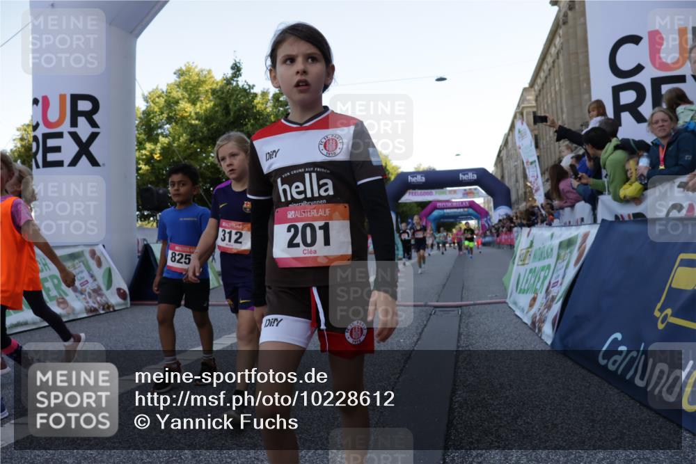 06.09.2026 - CURREX Alsterlauf Yannick Fuchs http://msf.ph/oto/10228612 06.09.2026 10:54:11 Ziel 201, 202, 206, 256, 258, 260, 276, 283, 296, 300, 312, 321, 347, 364, 379, 416, 446, 455, 8113, 8253 meine-sportfotos.de