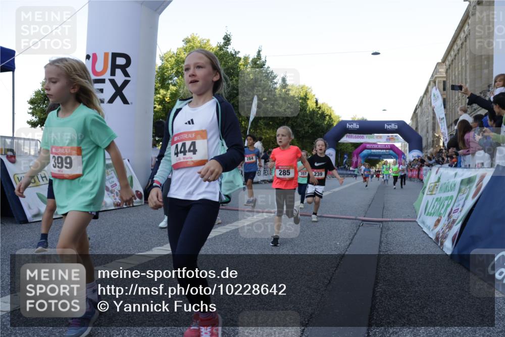 06.09.2026 - CURREX Alsterlauf Yannick Fuchs http://msf.ph/oto/10228642 06.09.2026 10:54:22 Ziel 179, 207, 238, 239, 240, 264, 270, 278, 283, 284, 285, 304, 318, 329, 357, 365, 372, 387, 390, 399, 417, 431, 436, 440, 444, 449, 8087, 8174 meine-sportfotos.de