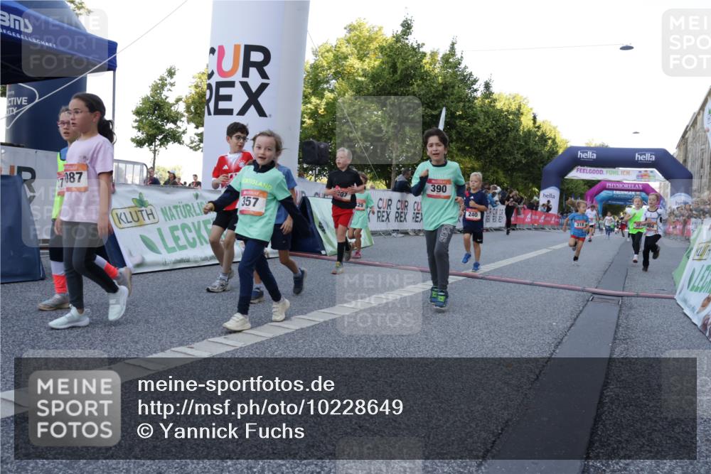 06.09.2026 - CURREX Alsterlauf Yannick Fuchs http://msf.ph/oto/10228649 06.09.2026 10:54:25 Ziel 162, 179, 207, 238, 239, 240, 264, 278, 284, 285, 304, 318, 329, 357, 361, 365, 372, 387, 390, 399, 431, 444, 456, 8087 meine-sportfotos.de