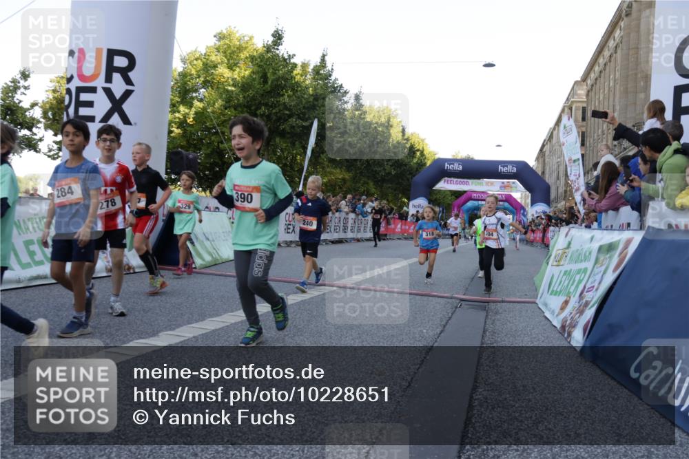 06.09.2026 - CURREX Alsterlauf Yannick Fuchs http://msf.ph/oto/10228651 06.09.2026 10:54:25 Ziel 162, 179, 207, 238, 239, 240, 264, 278, 284, 285, 304, 318, 329, 357, 361, 365, 372, 387, 390, 399, 431, 444, 456, 8087 meine-sportfotos.de