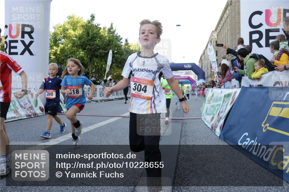 06.09.2026 - CURREX Alsterlauf Yannick Fuchs http://msf.ph/oto/10228655 06.09.2026 10:54:27 Ziel 162, 179, 207, 239, 240, 278, 284, 285, 304, 318, 326, 329, 333, 357, 361, 365, 372, 387, 390, 431, 444, 456, 8087, 8343 meine-sportfotos.de