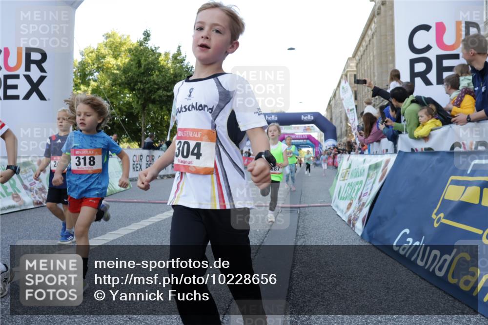 06.09.2026 - CURREX Alsterlauf Yannick Fuchs http://msf.ph/oto/10228656 06.09.2026 10:54:27 Ziel 162, 179, 207, 239, 240, 278, 284, 285, 304, 318, 326, 329, 333, 357, 361, 365, 372, 387, 390, 431, 444, 456, 8087, 8343 meine-sportfotos.de