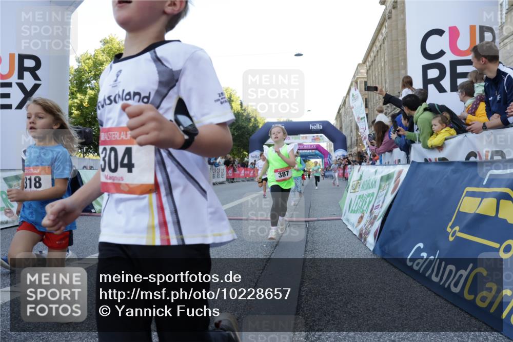 06.09.2026 - CURREX Alsterlauf Yannick Fuchs http://msf.ph/oto/10228657 06.09.2026 10:54:27 Ziel 162, 179, 207, 239, 240, 278, 284, 285, 304, 318, 326, 329, 333, 357, 361, 365, 372, 387, 390, 431, 444, 456, 8087, 8343 meine-sportfotos.de