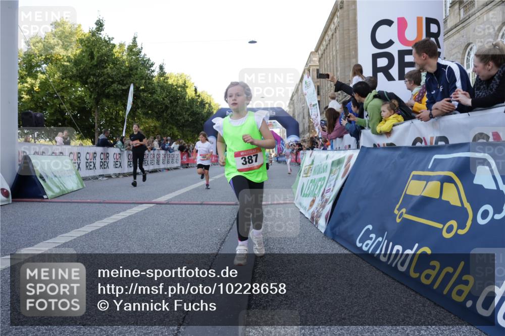 06.09.2026 - CURREX Alsterlauf Yannick Fuchs http://msf.ph/oto/10228658 06.09.2026 10:54:28 Ziel 162, 179, 207, 239, 240, 278, 284, 285, 297, 304, 318, 326, 329, 333, 343, 357, 361, 365, 372, 387, 390, 431, 444, 456, 8087, 8343 meine-sportfotos.de