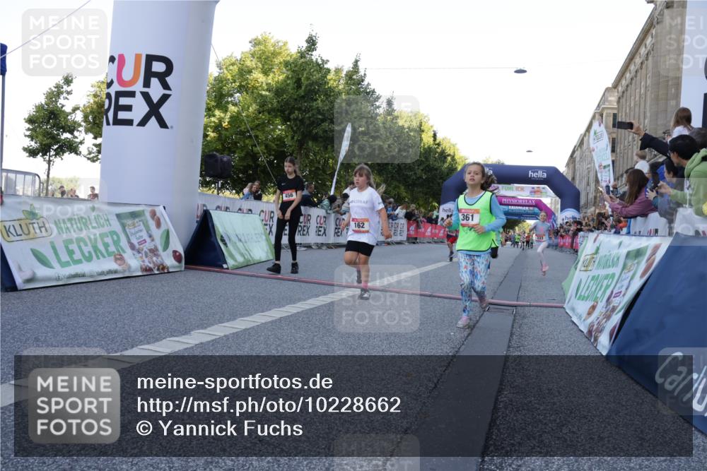 06.09.2026 - CURREX Alsterlauf Yannick Fuchs http://msf.ph/oto/10228662 06.09.2026 10:54:29 Ziel 162, 179, 207, 239, 240, 278, 284, 285, 297, 304, 318, 326, 329, 333, 343, 357, 361, 372, 387, 390, 456, 8343 meine-sportfotos.de