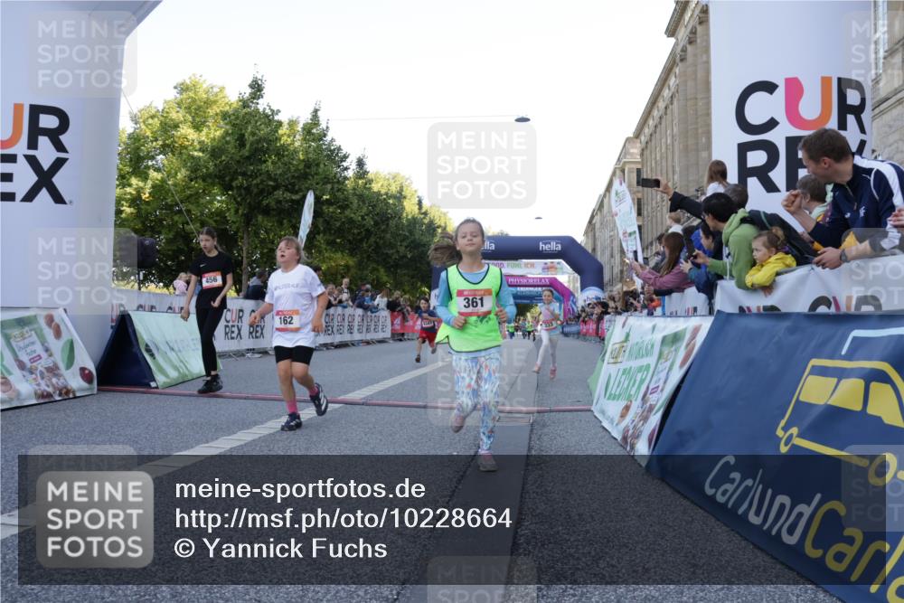 06.09.2026 - CURREX Alsterlauf Yannick Fuchs http://msf.ph/oto/10228664 06.09.2026 10:54:29 Ziel 162, 179, 207, 239, 240, 278, 284, 285, 297, 304, 318, 326, 329, 333, 343, 357, 361, 372, 387, 390, 456, 8343 meine-sportfotos.de