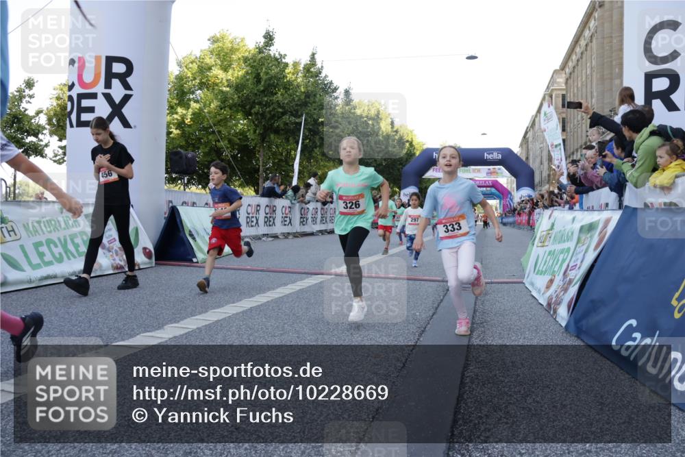 06.09.2026 - CURREX Alsterlauf Yannick Fuchs http://msf.ph/oto/10228669 06.09.2026 10:54:31 Ziel 162, 179, 207, 240, 297, 304, 318, 326, 329, 333, 343, 351, 357, 361, 367, 387, 390, 456, 8343 meine-sportfotos.de