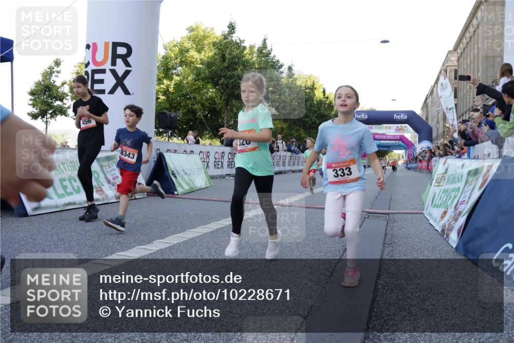 06.09.2026 - CURREX Alsterlauf Yannick Fuchs http://msf.ph/oto/10228671 06.09.2026 10:54:31 Ziel 162, 179, 207, 240, 297, 304, 318, 326, 329, 333, 343, 351, 357, 361, 367, 387, 390, 456, 8343 meine-sportfotos.de
