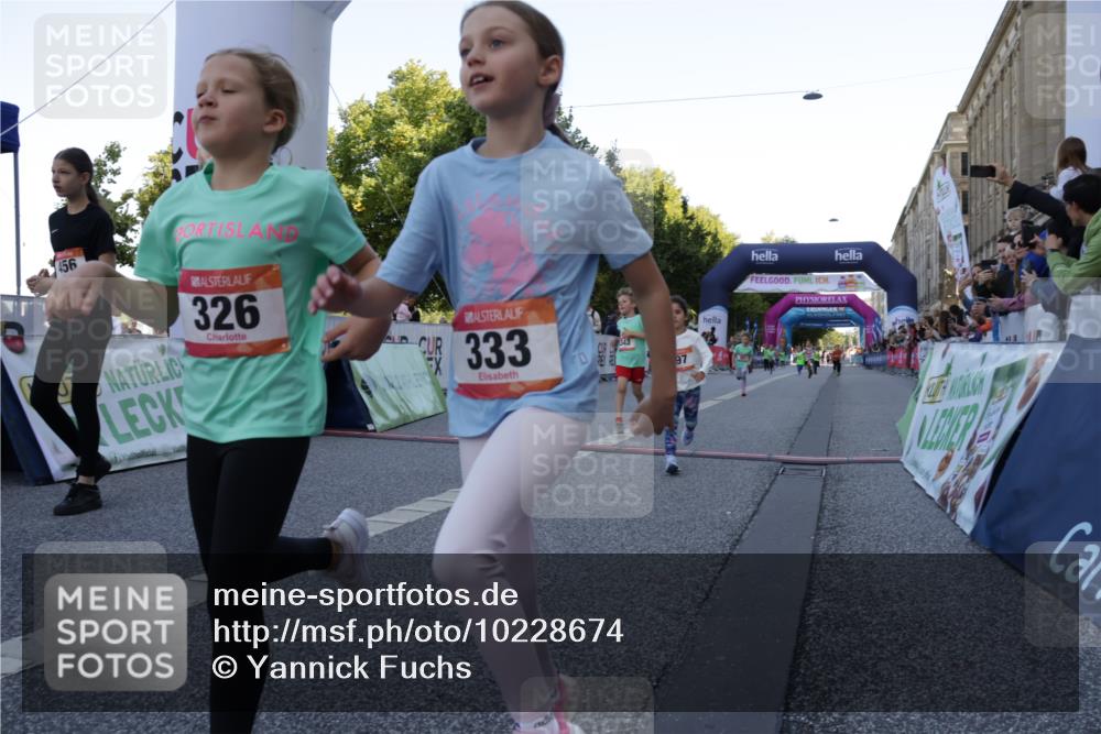 06.09.2026 - CURREX Alsterlauf Yannick Fuchs http://msf.ph/oto/10228674 06.09.2026 10:54:32 Ziel 162, 207, 240, 267, 297, 304, 318, 326, 329, 333, 343, 351, 361, 367, 387, 456, 8343 meine-sportfotos.de