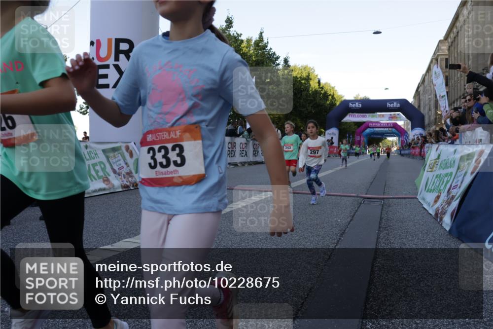 06.09.2026 - CURREX Alsterlauf Yannick Fuchs http://msf.ph/oto/10228675 06.09.2026 10:54:32 Ziel 162, 207, 240, 267, 297, 304, 318, 326, 329, 333, 343, 351, 361, 367, 387, 456, 8343 meine-sportfotos.de