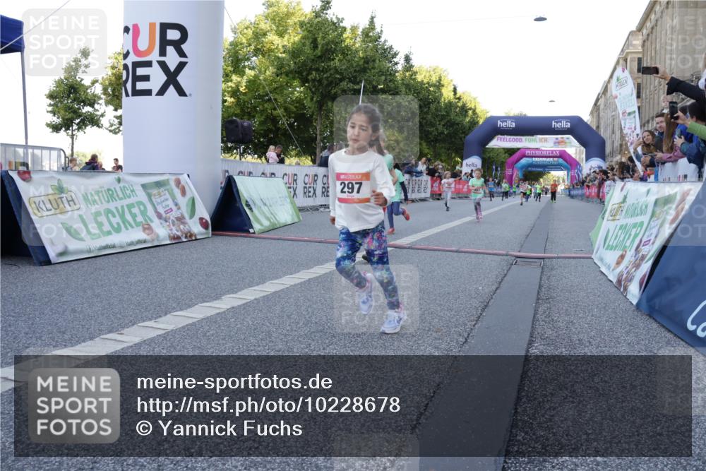 06.09.2026 - CURREX Alsterlauf Yannick Fuchs http://msf.ph/oto/10228678 06.09.2026 10:54:33 Ziel 162, 240, 267, 297, 304, 318, 326, 329, 333, 343, 351, 361, 367, 387, 456, 8343 meine-sportfotos.de