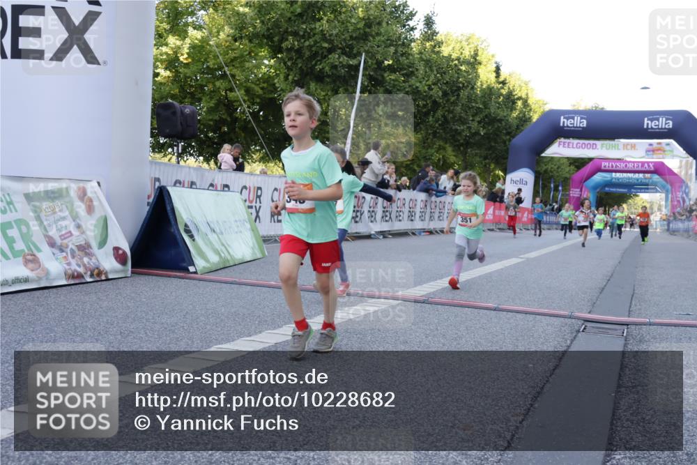06.09.2026 - CURREX Alsterlauf Yannick Fuchs http://msf.ph/oto/10228682 06.09.2026 10:54:34 Ziel 162, 212, 267, 297, 304, 318, 326, 333, 343, 351, 361, 367, 387, 456, 8343 meine-sportfotos.de