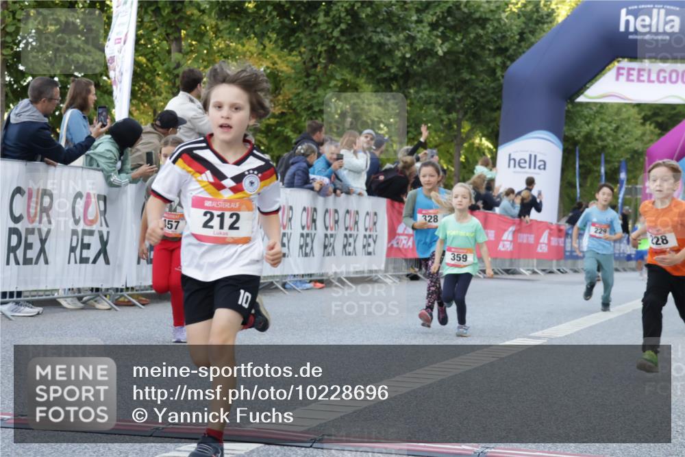 06.09.2026 - CURREX Alsterlauf Yannick Fuchs http://msf.ph/oto/10228696 06.09.2026 10:54:39 Ziel 212, 228, 229, 267, 297, 328, 340, 343, 351, 359, 367, 457, 8343 meine-sportfotos.de