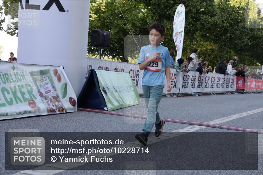 06.09.2026 - CURREX Alsterlauf Yannick Fuchs http://msf.ph/oto/10228714 06.09.2026 10:54:44 Ziel 212, 228, 229, 267, 328, 340, 345, 359, 382, 457 meine-sportfotos.de