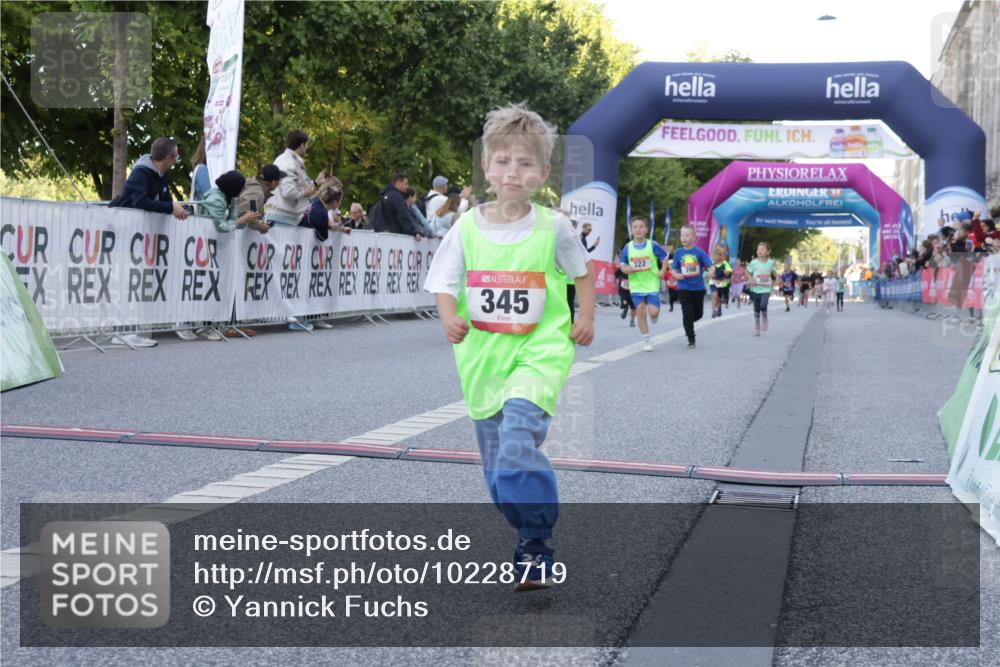 06.09.2026 - CURREX Alsterlauf Yannick Fuchs http://msf.ph/oto/10228719 06.09.2026 10:54:47 Ziel 228, 229, 315, 322, 328, 340, 345, 359, 382, 398, 423, 457, 8287 meine-sportfotos.de