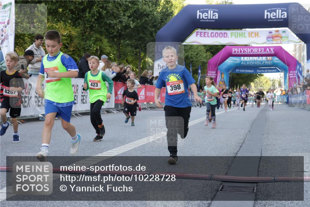 06.09.2026 - CURREX Alsterlauf Yannick Fuchs http://msf.ph/oto/10228728 06.09.2026 10:54:50 Ziel 229, 234, 313, 315, 322, 345, 348, 350, 382, 398, 423, 8287 meine-sportfotos.de