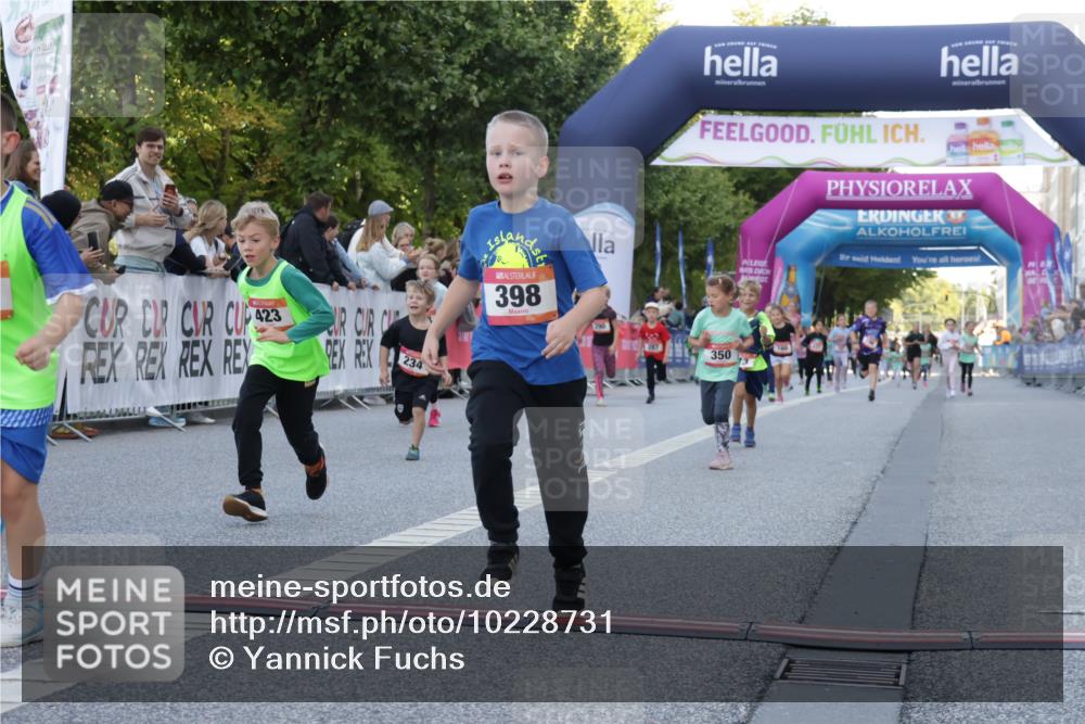 06.09.2026 - CURREX Alsterlauf Yannick Fuchs http://msf.ph/oto/10228731 06.09.2026 10:54:50 Ziel 229, 234, 313, 315, 322, 345, 348, 350, 382, 398, 423, 8287 meine-sportfotos.de