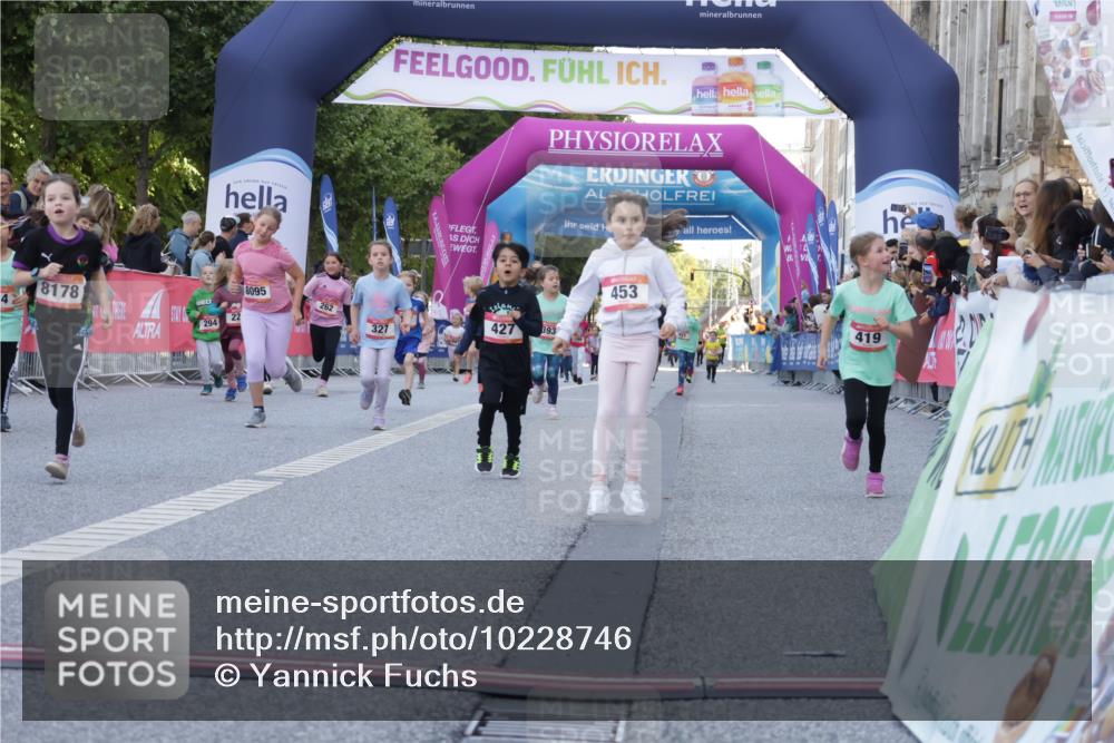 06.09.2026 - CURREX Alsterlauf Yannick Fuchs http://msf.ph/oto/10228746 06.09.2026 10:55:00 Ziel 160, 196, 234, 244, 287, 290, 313, 348, 350, 419, 424, 427, 447, 453, 8095 meine-sportfotos.de