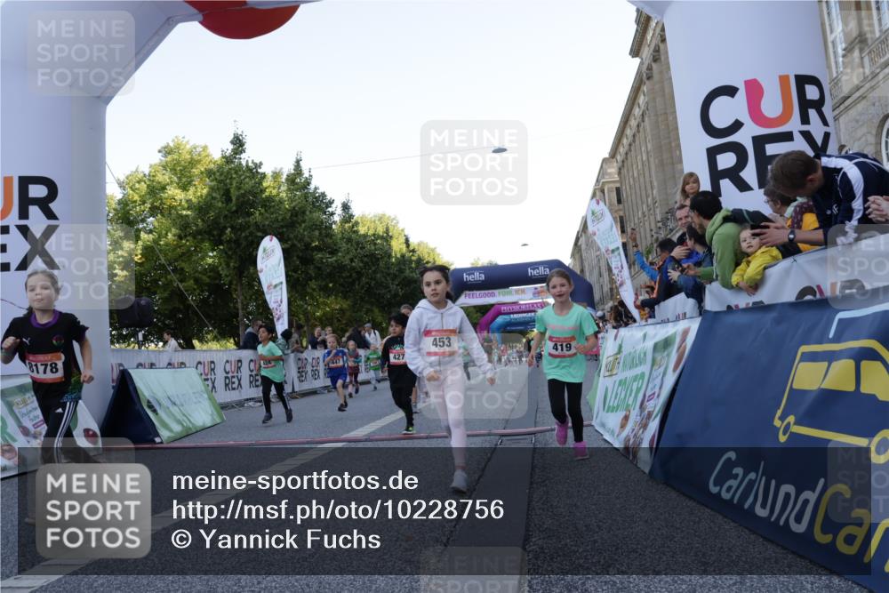 06.09.2026 - CURREX Alsterlauf Yannick Fuchs http://msf.ph/oto/10228756 06.09.2026 10:55:03 Ziel 160, 196, 224, 244, 261, 262, 287, 290, 294, 327, 393, 419, 424, 427, 447, 453, 8095 meine-sportfotos.de