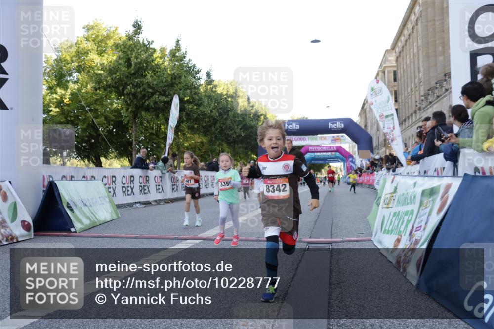 06.09.2026 - CURREX Alsterlauf Yannick Fuchs http://msf.ph/oto/10228777 06.09.2026 10:55:18 Ziel 163, 167, 181, 194, 198, 199, 242, 291, 339, 396, 411, 421, 439, 441, 8067, 8342 meine-sportfotos.de