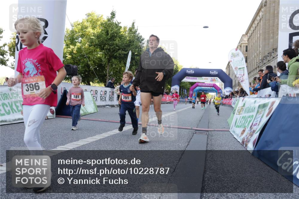 06.09.2026 - CURREX Alsterlauf Yannick Fuchs http://msf.ph/oto/10228787 06.09.2026 10:55:20 Ziel 156, 163, 181, 198, 199, 242, 291, 339, 368, 396, 411, 421, 439, 441, 8067, 8342 meine-sportfotos.de