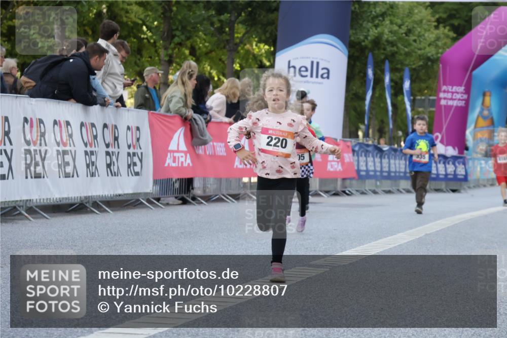 06.09.2026 - CURREX Alsterlauf Yannick Fuchs http://msf.ph/oto/10228807 06.09.2026 10:55:31 Ziel 156, 166, 220, 232, 368, 369, 435 meine-sportfotos.de