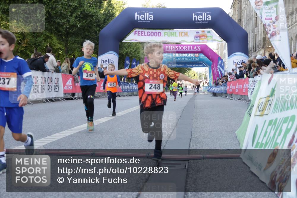 06.09.2026 - CURREX Alsterlauf Yannick Fuchs http://msf.ph/oto/10228823 06.09.2026 10:55:41 Ziel 220, 237, 248, 295, 305, 335, 342, 344, 410, 8169 meine-sportfotos.de