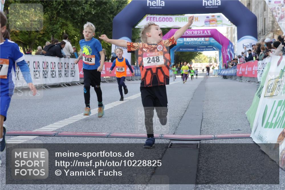 06.09.2026 - CURREX Alsterlauf Yannick Fuchs http://msf.ph/oto/10228825 06.09.2026 10:55:42 Ziel 237, 248, 295, 305, 335, 342, 344, 410, 8169 meine-sportfotos.de