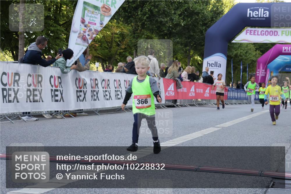 06.09.2026 - CURREX Alsterlauf Yannick Fuchs http://msf.ph/oto/10228832 06.09.2026 10:55:48 Ziel 237, 248, 335, 342, 366, 410 meine-sportfotos.de