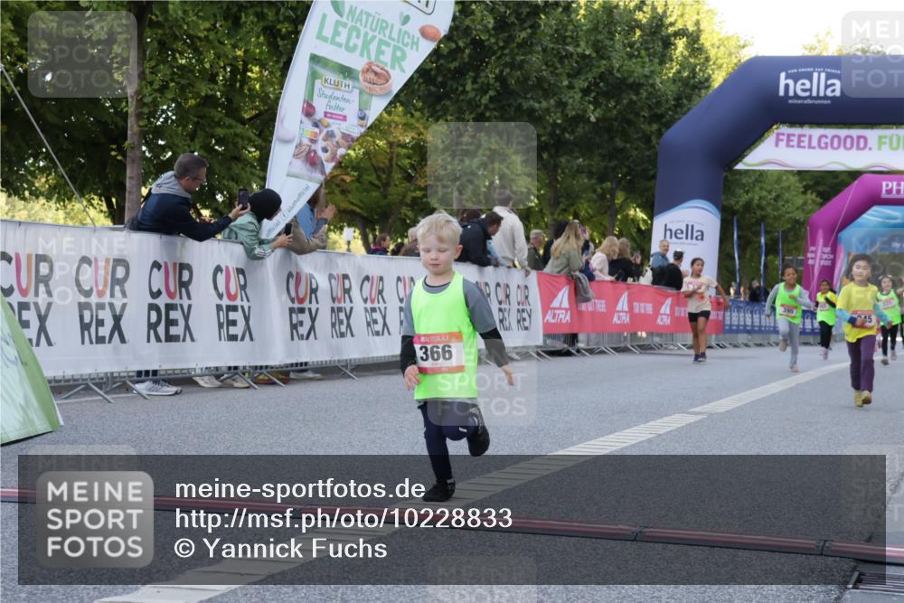 06.09.2026 - CURREX Alsterlauf Yannick Fuchs http://msf.ph/oto/10228833 06.09.2026 10:55:48 Ziel 237, 248, 335, 342, 366, 410 meine-sportfotos.de