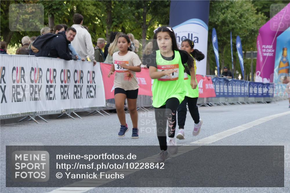 06.09.2026 - CURREX Alsterlauf Yannick Fuchs http://msf.ph/oto/10228842 06.09.2026 10:55:55 Ziel 245, 331, 366, 373, 395, 403 meine-sportfotos.de