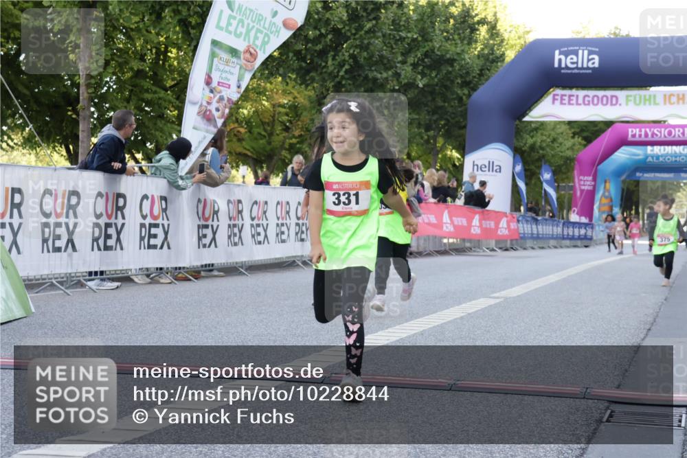 06.09.2026 - CURREX Alsterlauf Yannick Fuchs http://msf.ph/oto/10228844 06.09.2026 10:55:56 Ziel 245, 331, 366, 373, 395, 403 meine-sportfotos.de