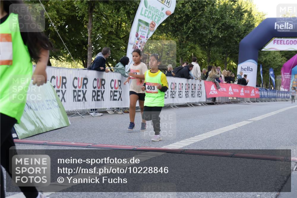 06.09.2026 - CURREX Alsterlauf Yannick Fuchs http://msf.ph/oto/10228846 06.09.2026 10:55:57 Ziel 245, 331, 366, 373, 395, 403 meine-sportfotos.de