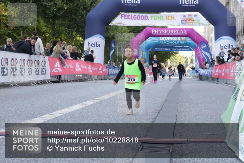 06.09.2026 - CURREX Alsterlauf Yannick Fuchs http://msf.ph/oto/10228848 06.09.2026 10:56:00 Ziel 245, 331, 373, 375, 395, 403 meine-sportfotos.de