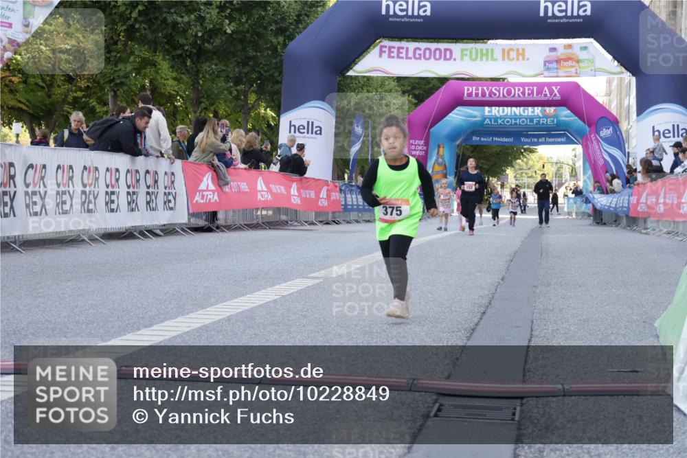 06.09.2026 - CURREX Alsterlauf Yannick Fuchs http://msf.ph/oto/10228849 06.09.2026 10:56:00 Ziel 245, 331, 373, 375, 395, 403 meine-sportfotos.de