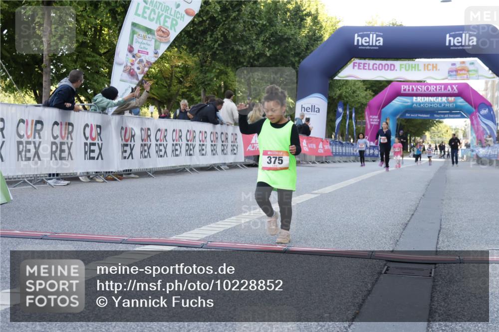 06.09.2026 - CURREX Alsterlauf Yannick Fuchs http://msf.ph/oto/10228852 06.09.2026 10:56:02 Ziel 331, 373, 375, 395, 403 meine-sportfotos.de