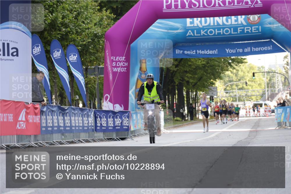 06.09.2026 - CURREX Alsterlauf Yannick Fuchs http://msf.ph/oto/10228894 06.09.2026 11:03:33 Ziel  meine-sportfotos.de